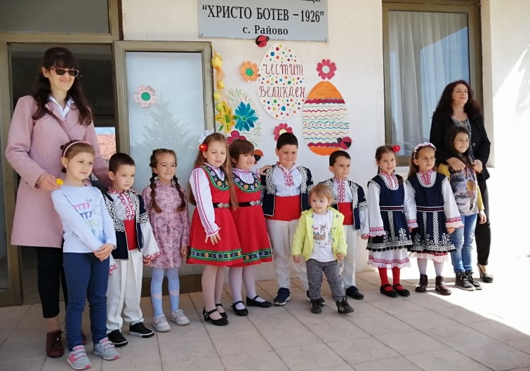 Децата на Райово направиха Великден, още по слънчев и тържествен.